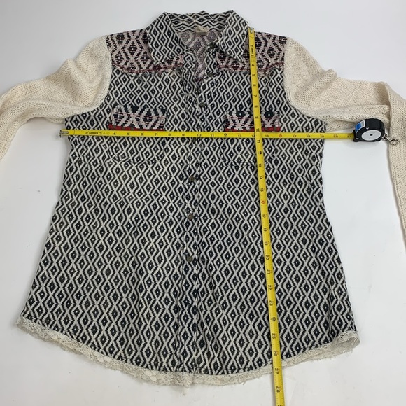 Gimmicks by Buckle Button down top sweater sleeves Size Medium Creme Black - Picture 10 of 13
